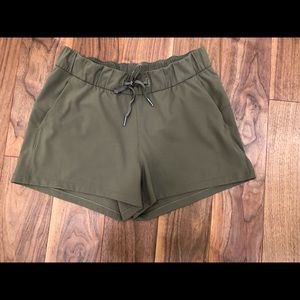 Lululemon On the Fly shorts - olive green size 8